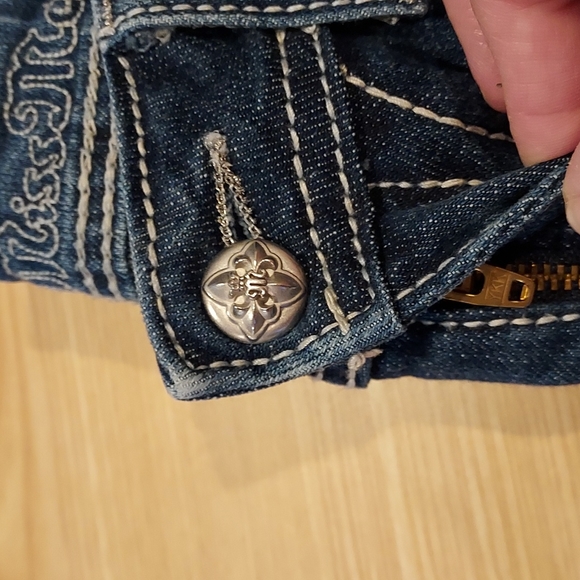 NWOT Women's Miss Me Distressed Washed Denim Capris Size 28 Embossed - Picture 11 of 12